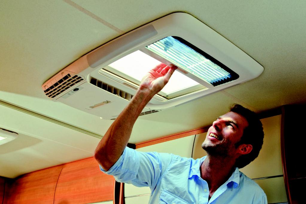 Ein Rollo schottet den Innenraum vom Licht ab. 