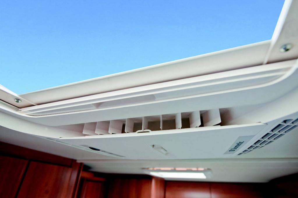 Trotz Klimaanlage bleibt der Blick in den Himmel möglich. 