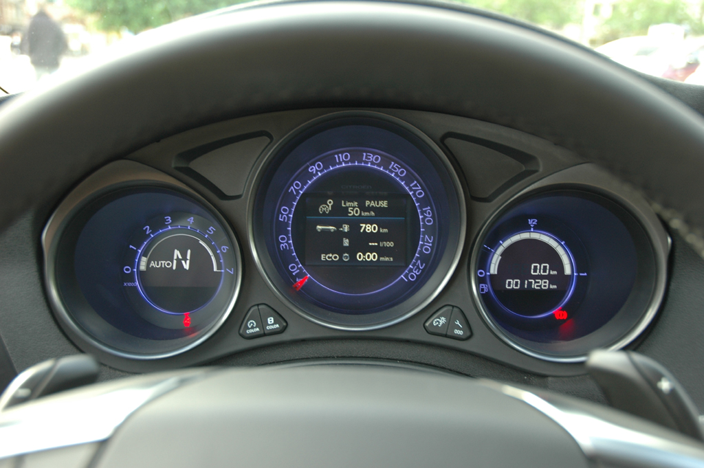 Citroën C4: Blick durch den Lenkradkranz auf die Rundinstrumentierung.