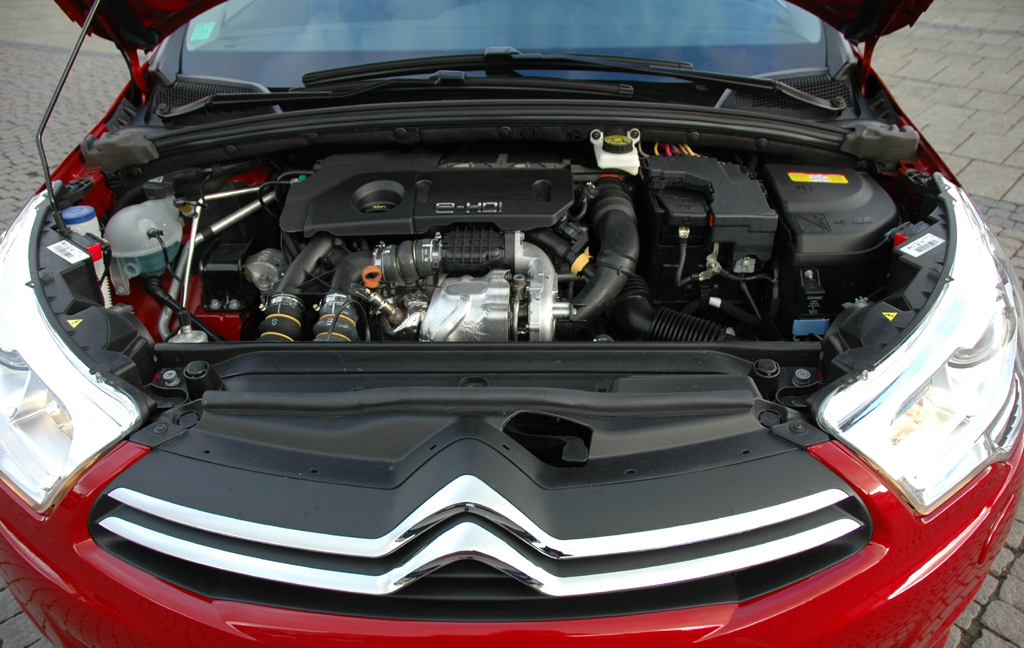 Citroën C4: Blick unter die Motorhaube, hier des 112-PS-Mikrohybrid-Turbodiesels.