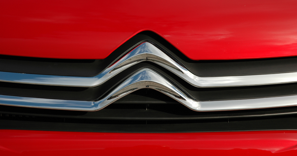 Citroën C4: Das Doppelwinkel-Markenlogo sitzt im oberen Teil der Frontpartie. 