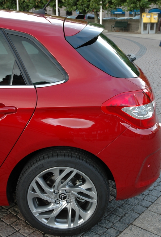 Citroën C4: Ein Spoiler rundet das Dach zum Fließheck hin ab.