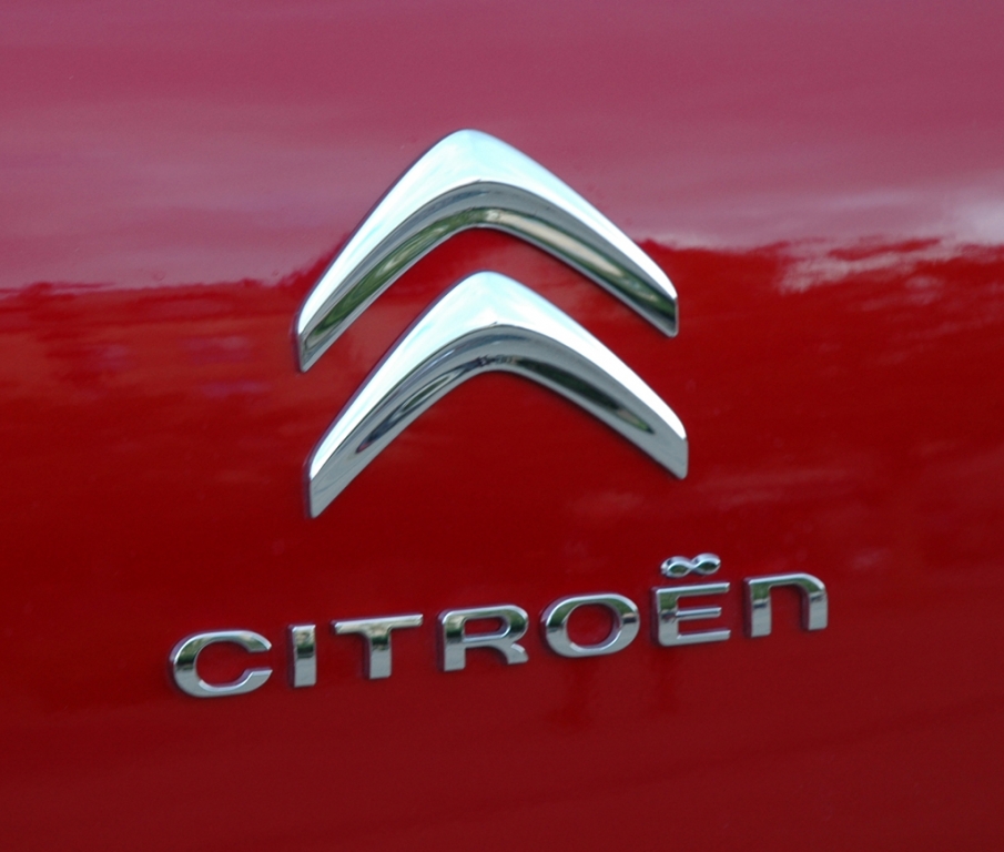 Citroën C4: Markenlogo und -schriftzug auf der Heckklappe.