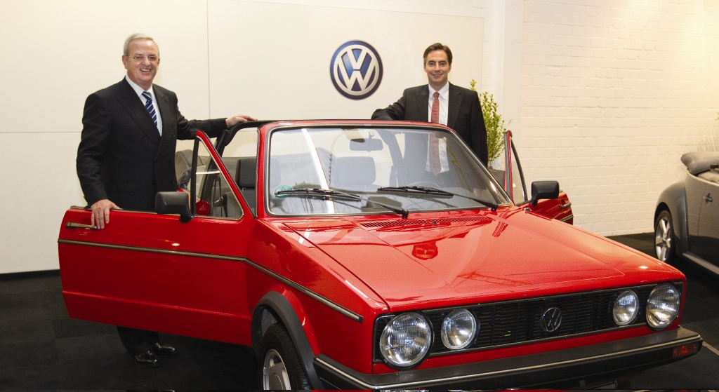 Volkswagen-Vorstandsvorsitzender Prof. Dr. Martin Winterkorn (links) informierte Niedersachsens Ministerpräsident David McAllister über die Vorbereitung zum Produktionsstart des Golf Cabrio im Frühjahr 2011 in Osnabrück.