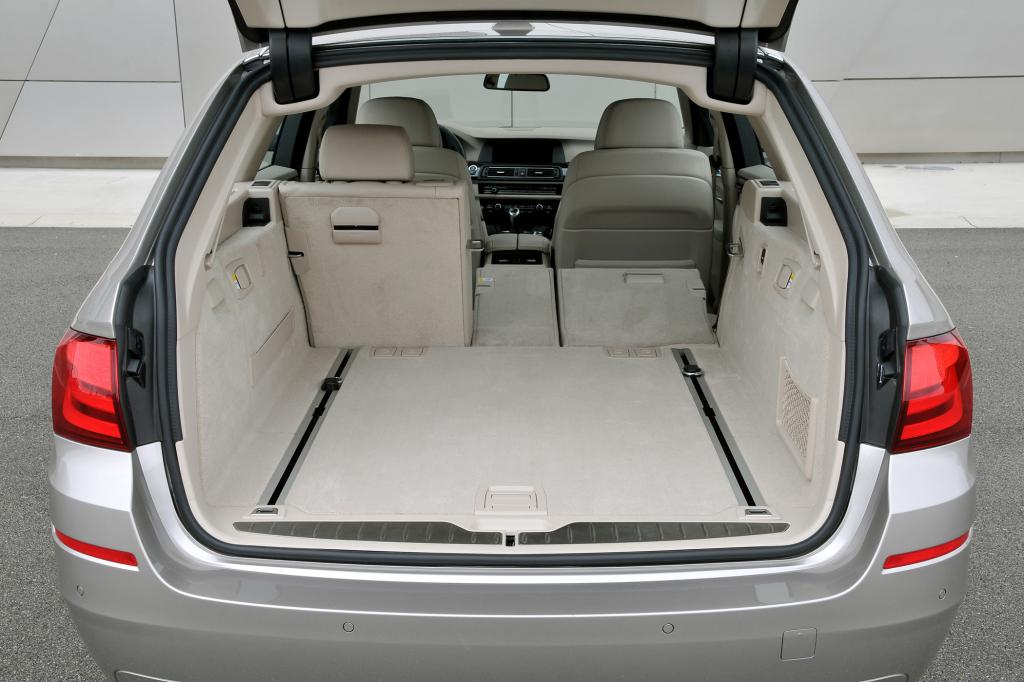 Vornehm gibt sich der Kofferraum - und fasst zwischen 560 und 1.670 Liter