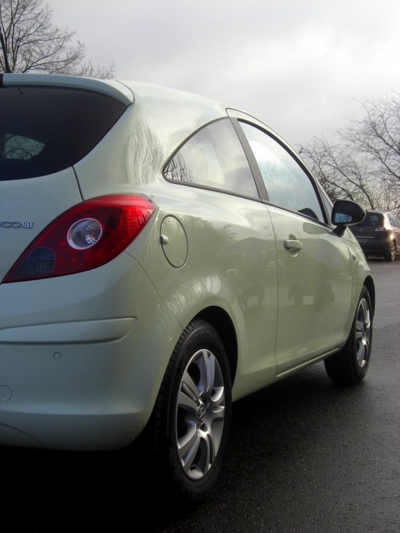 Opel bekennt Farbe mit Corsa Color Line Modellen und Lena-Mobil Satellite