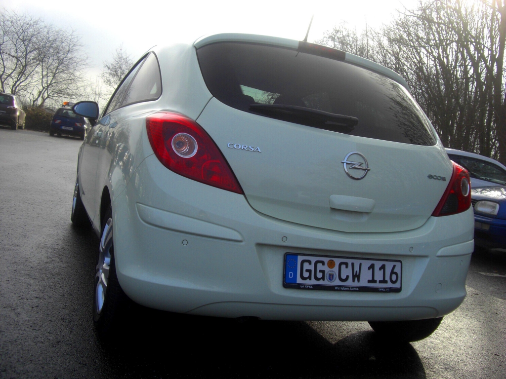 Opel bekennt Farbe mit Corsa Color Line Modellen und Lena-Mobil Satellite
