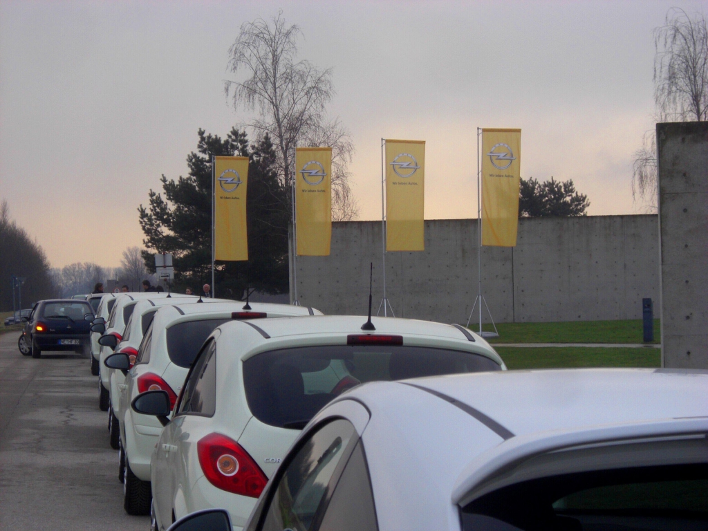 Opel bekennt Farbe mit Corsa Color Line Modellen und Lena-Mobil Satellite