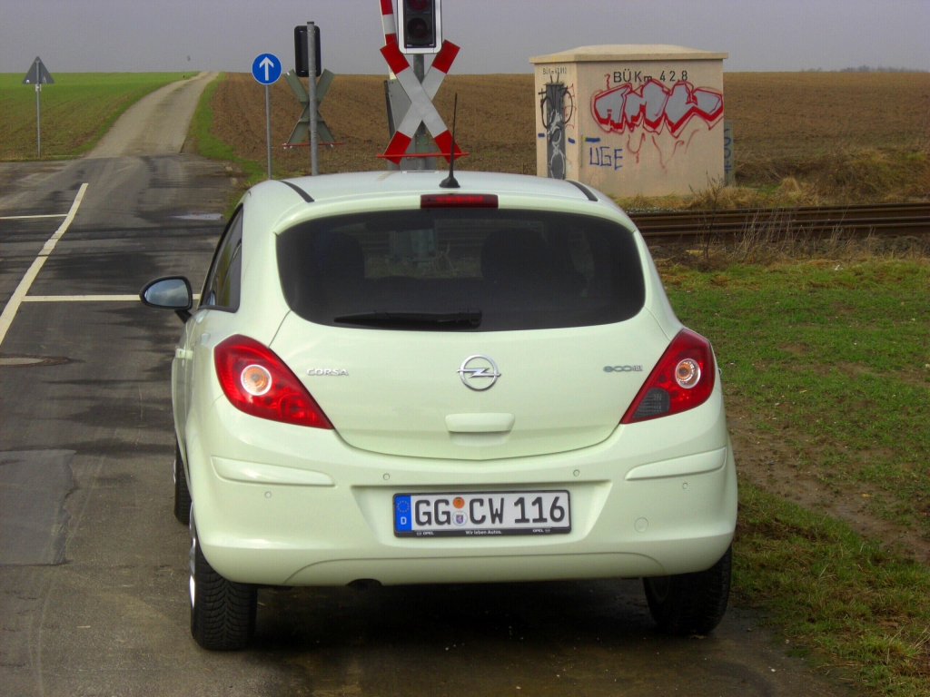 Opel bekennt Farbe mit Corsa Color Line Modellen und Lena-Mobil Satellite