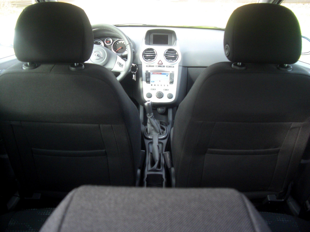 Opel bekennt Farbe mit Corsa Color Line Modellen und Lena-Mobil Satellite