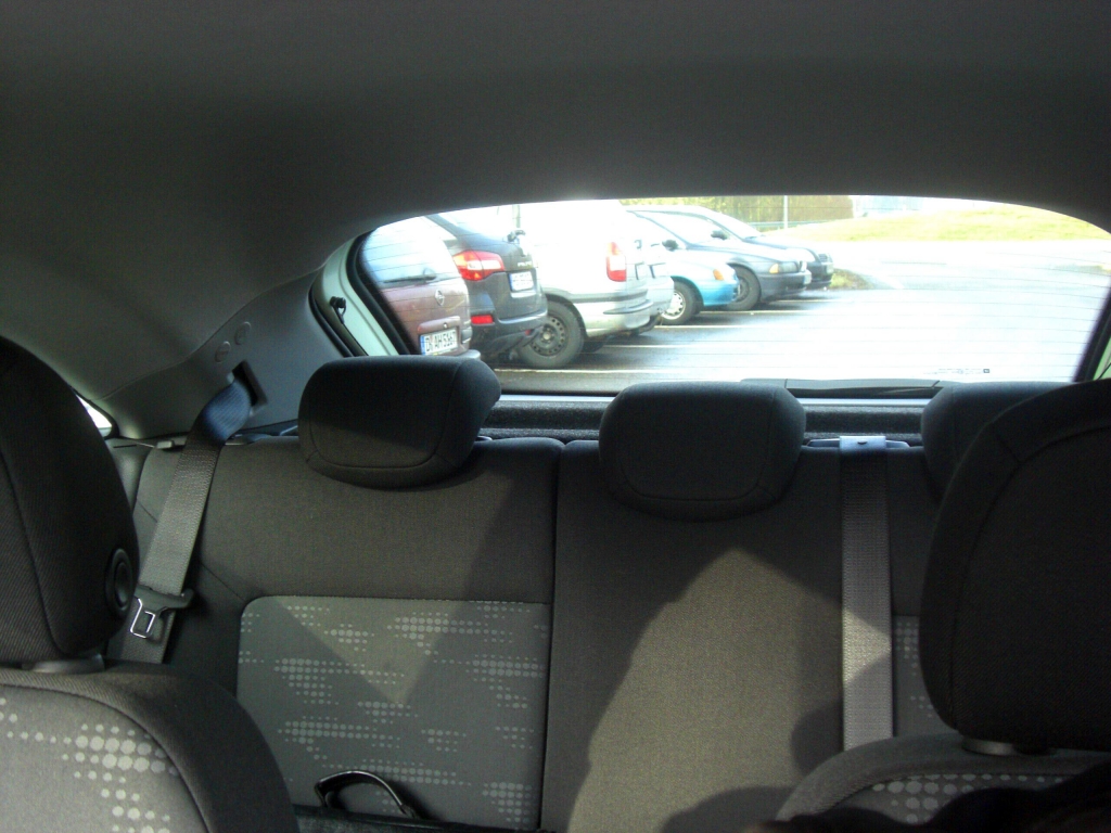 Opel bekennt Farbe mit Corsa Color Line Modellen und Lena-Mobil Satellite