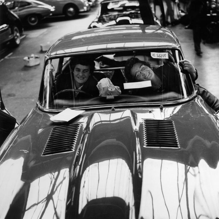 Endreinigung eines Jaguar E-Type in der Produktion.