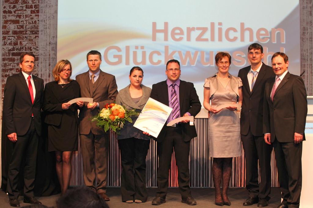 Die drei erstplatzierten Partner in der Kategorien
Gold, Silber und Bronze, mit dem Aufsichtsratvorsitzenden
Marcus Hansen (links) und Klaus Stemig (rechts) von der
Geschäftsführung Assistance Partner.