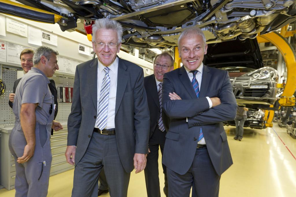 Baden-Württembergs Ministerpräsident Winfried Kretschmann (links) besucht Porsche-Werk in Stuttgart-Zuffenhausen. Rechts: Matthias Müller, Vorstandsvorsitzender der Porsche AG. Mitte: Wolfgang Leimgruber, Vorstand Produktion und Logistik.