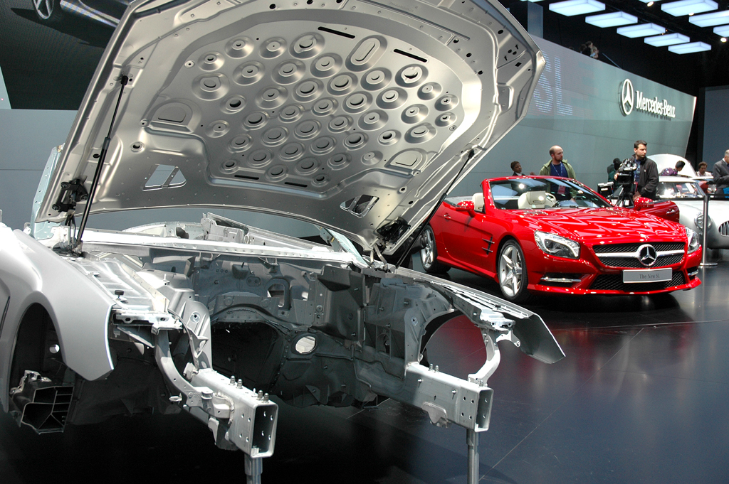 Rohkarosse und Endprodukt: Neuer Mercedes SL in Detroit. 