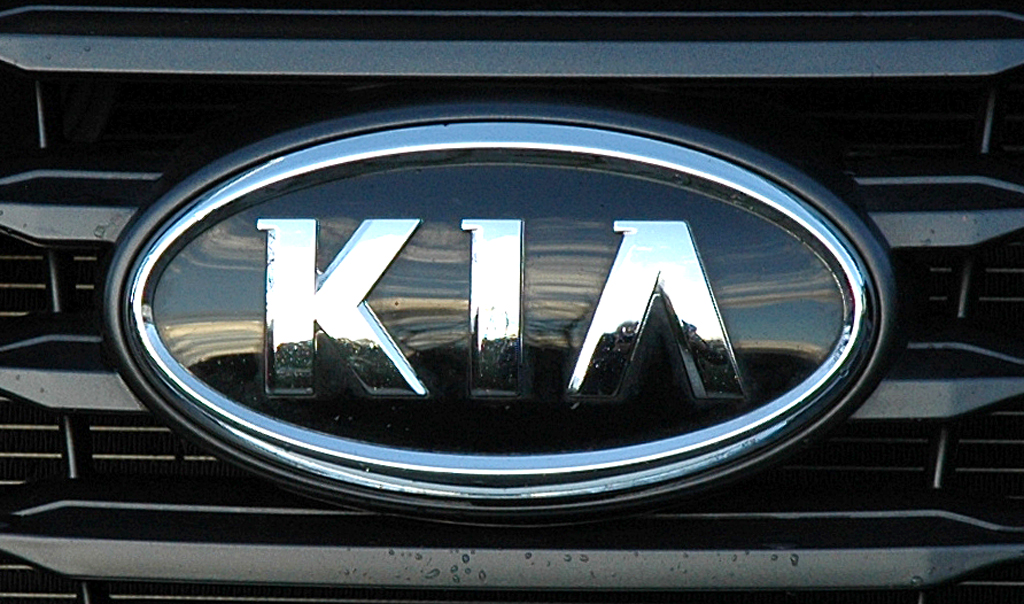 Kia Sportage: Das Markenlogo sitzt vorn mittig im Kühlergrill. 