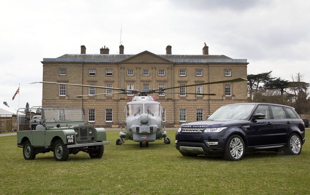 65 Jahre Land Rover: Hubschrauber bringt Geburtstagstorte