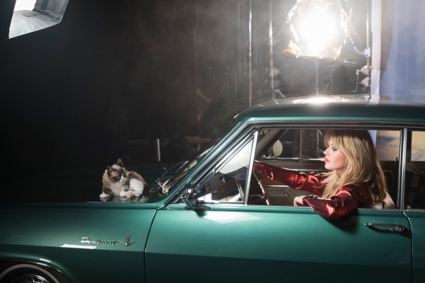 Opel Kalender 2017: Georgia May Jagger und schöne Autos stehen im Mittelpunkt des neuen Kalenders „Opel Wonderland of Dreams“