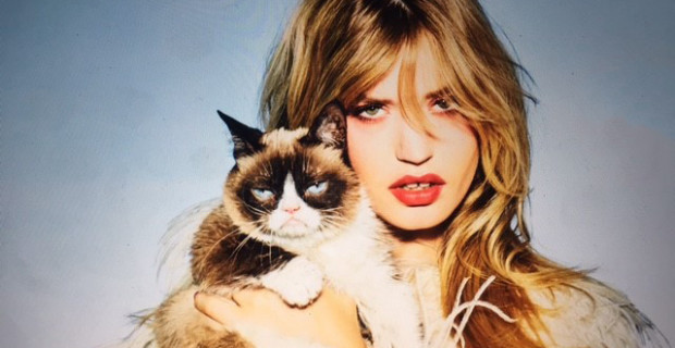 Opel Kalender 2017: Georgia May Jagger und schöne Autos stehen im Mittelpunkt des neuen Kalenders „Opel Wonderland of Dreams“